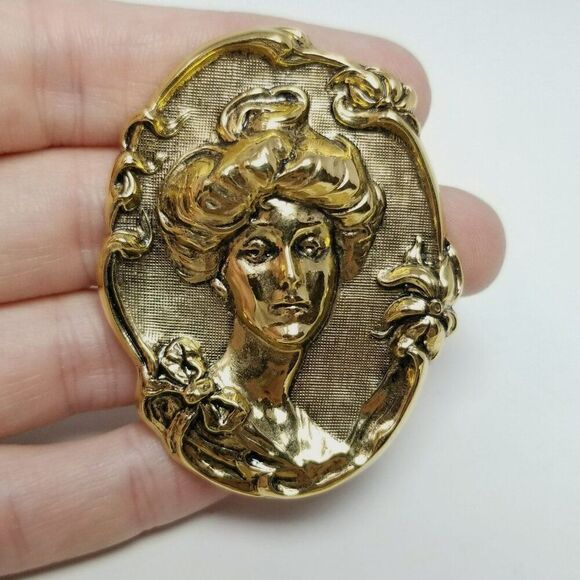 Vintage Cameo Gold Tone Gibson Style Girl Brooch Embossed Pressed Metal Pin - Picture 5 of 5